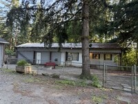 Building Photo - 3 Bedroom on large lot