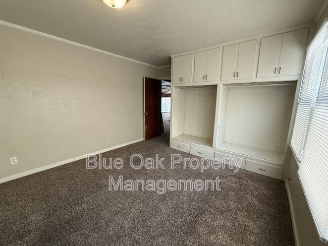 Building Photo - 310 Oak St