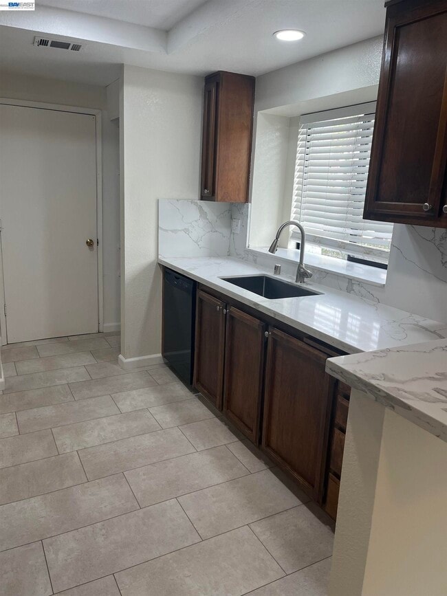 Building Photo - 1501 Trawler St