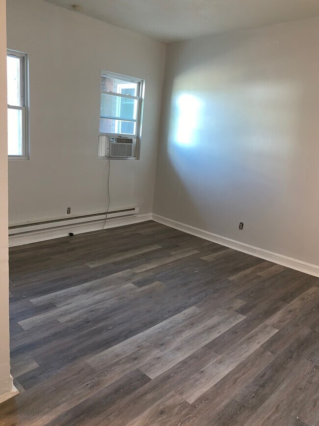 Building Photo - 526 E 8th Ave