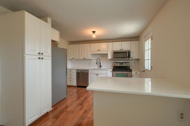 Building Photo - 651 Dovalon Pl