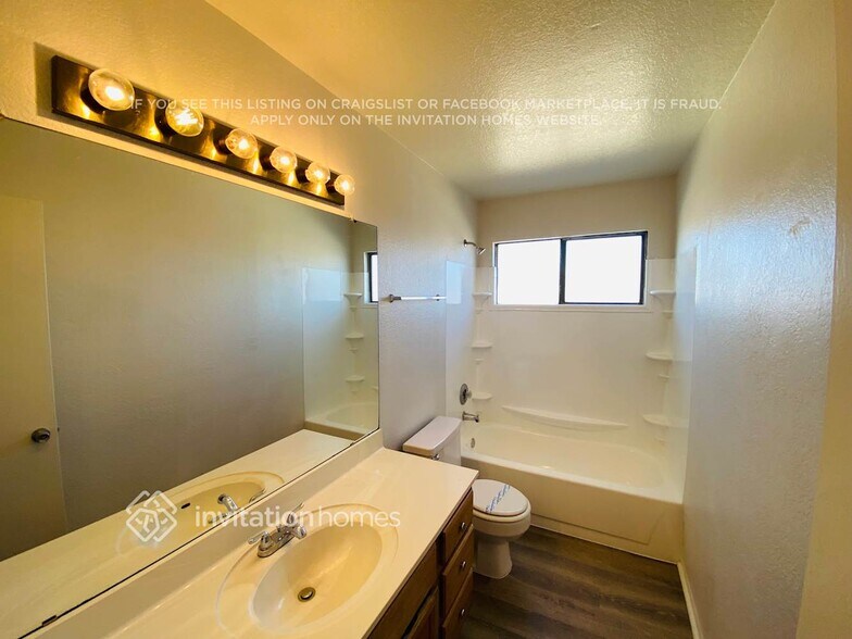 Building Photo - 501 N Red Rock St