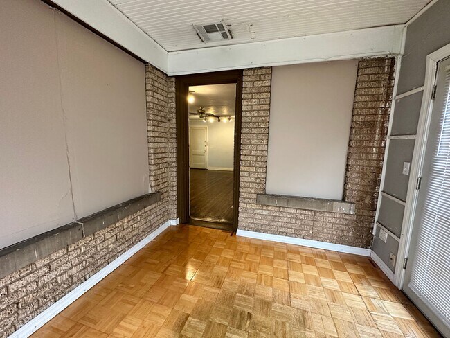 Building Photo - Plaza District / Classen 3 Bed Beauty! - Move In Deposit-Free! (If Qualified)