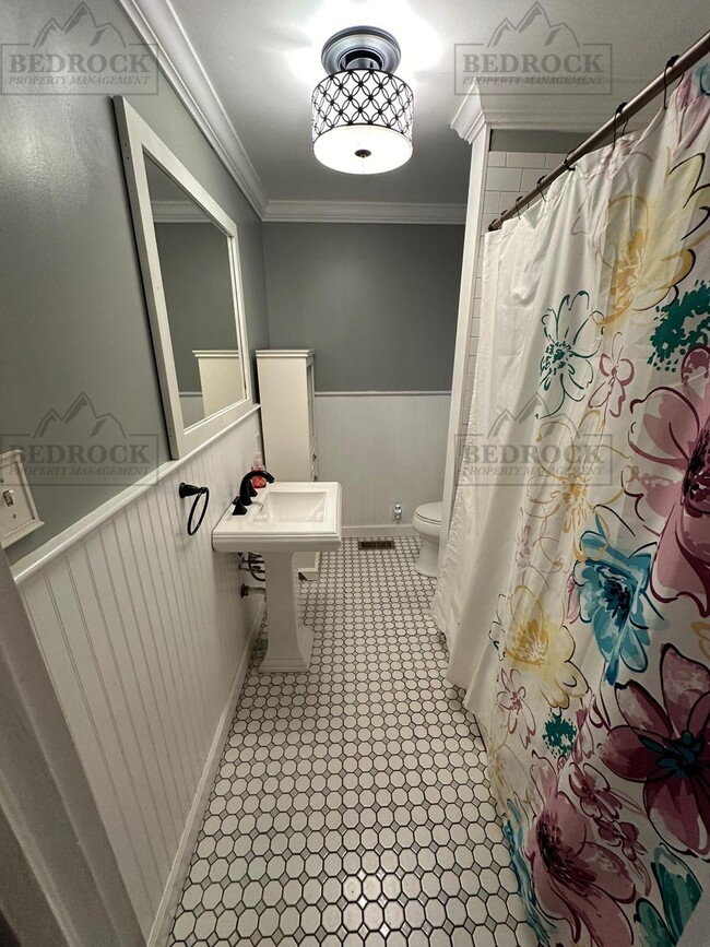 Building Photo - 633 Moulton St E