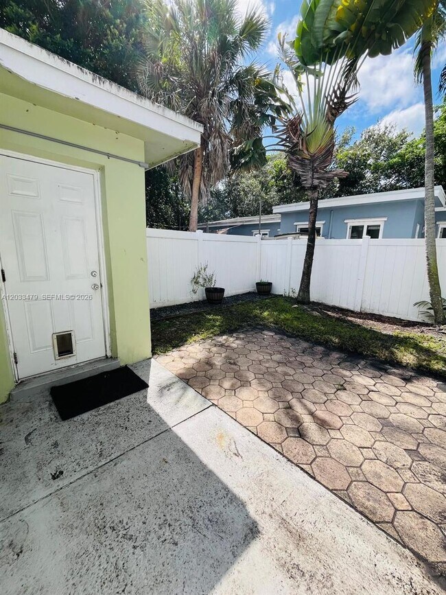 Building Photo - 2500 NW 9th Ln