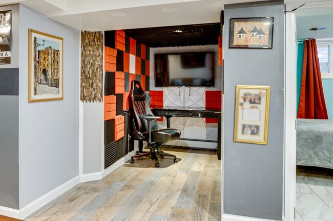 Building Photo - 787 S 13th St