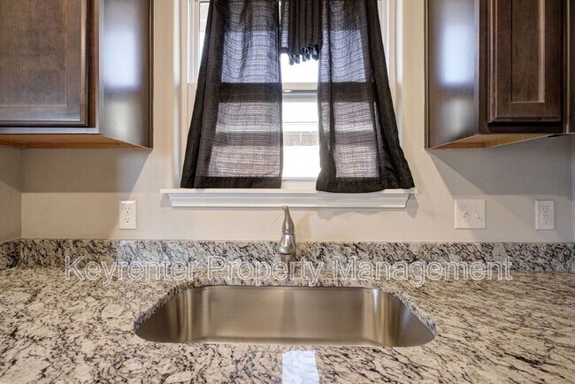 Building Photo - 1612 Maroon Dr