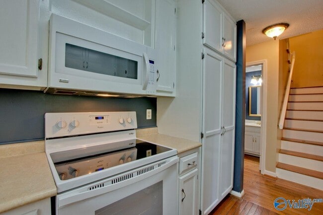 Building Photo - 3018 Live Oak Ln SW