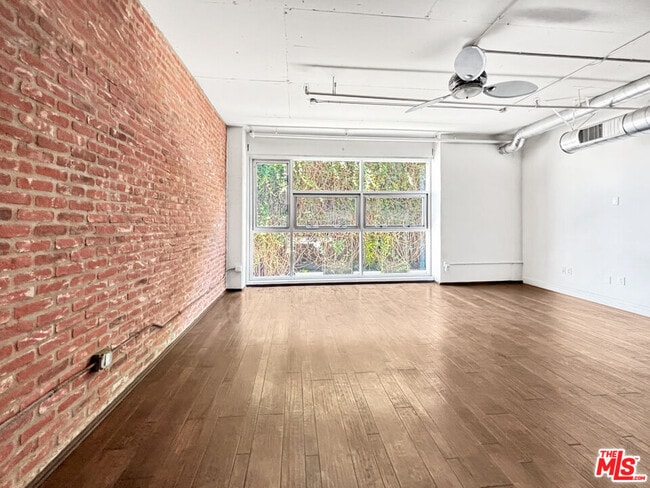 Building Photo - 510 S Hewitt St