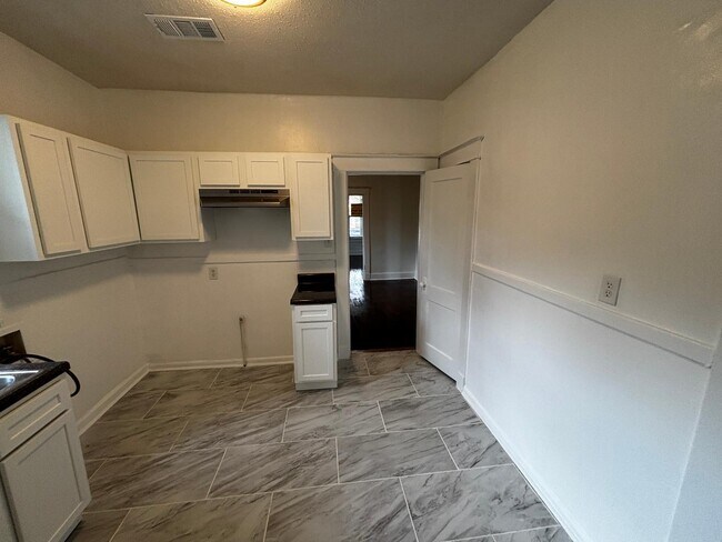 Building Photo - 2022 Waverly Ave