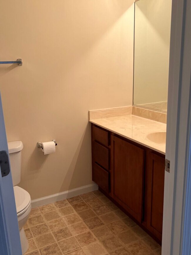 Building Photo - Convenient South Asheville two story, end ...