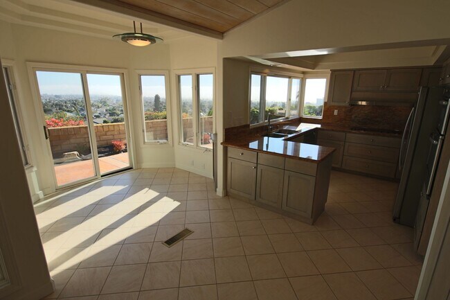 Building Photo - Amazing La Jolla North PB home with panoramic views of the ocean, bay and downtown
