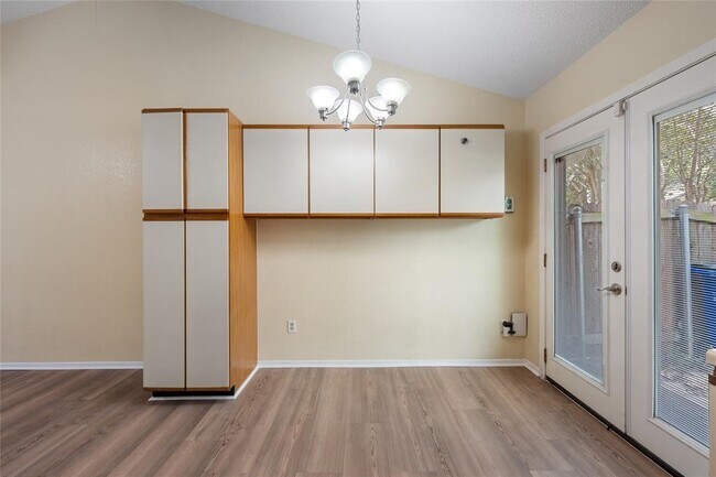 Building Photo - 1015 E Yager Ln