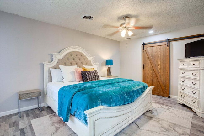 Building Photo - Beautifully Updated Home with Modern Ameni...