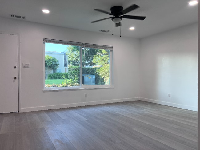 Building Photo - 10079 Sparrow Ave