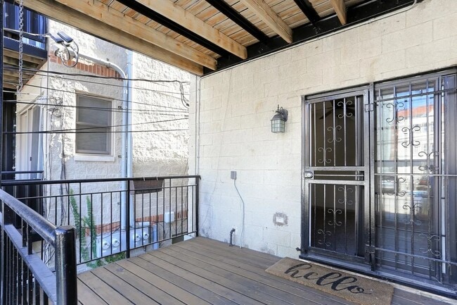 Building Photo - 1444 W Walton St