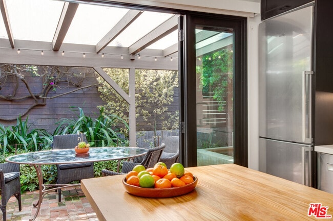 Building Photo - 927 1/2 Victoria Ave