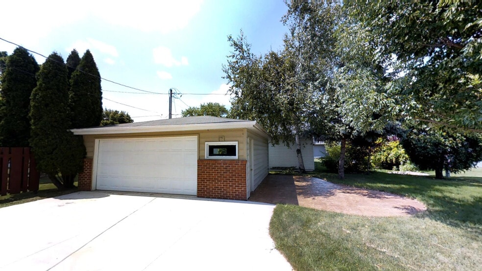 Building Photo - 325 S Matthias St