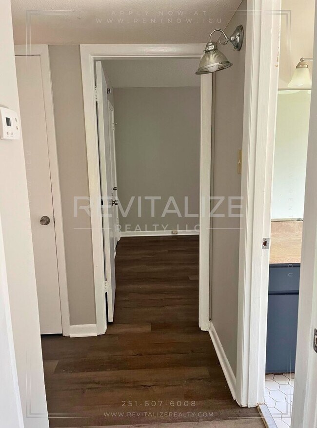 Building Photo - Charming 2/1 Apartment in Midtown!
