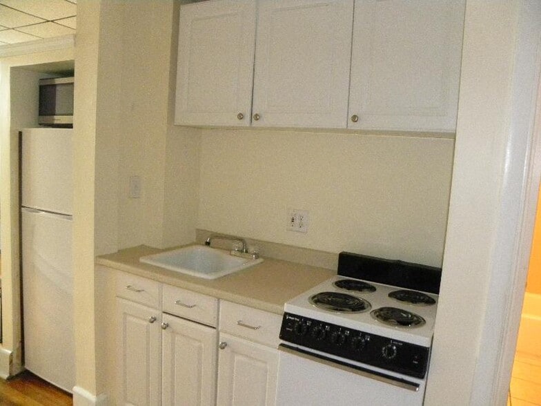 Building Photo - 879 Beacon St