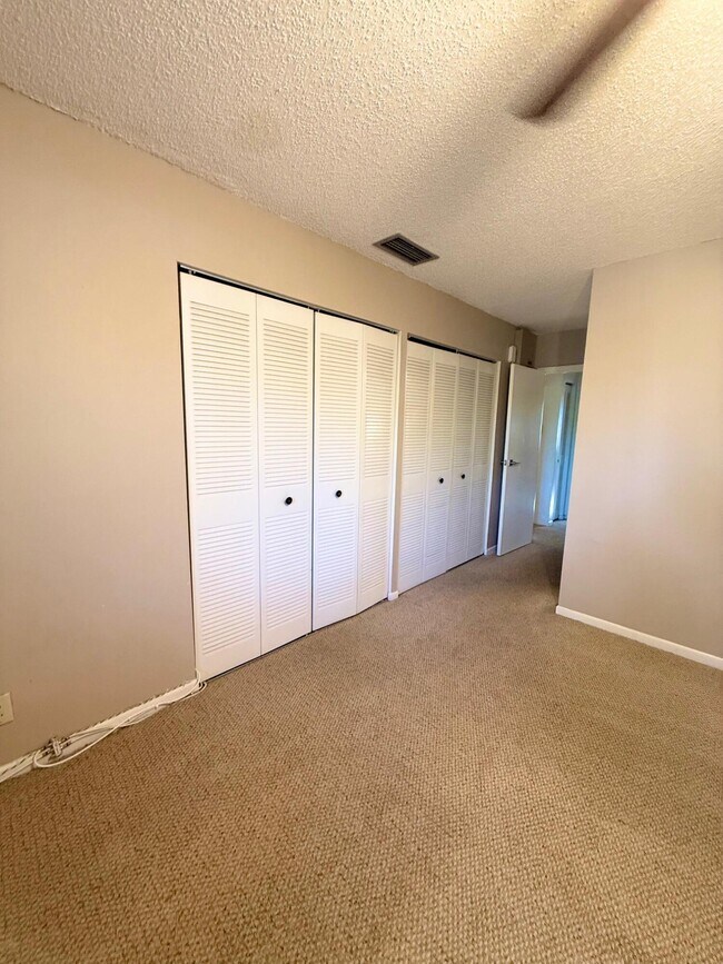 Building Photo - 930 SW 9th St Cir