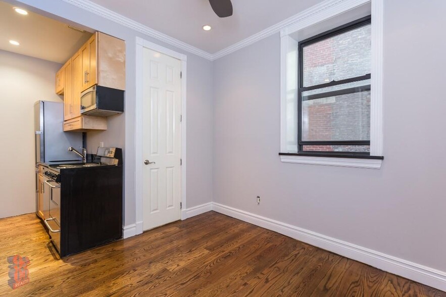 Primary Photo - 326 E 35th St