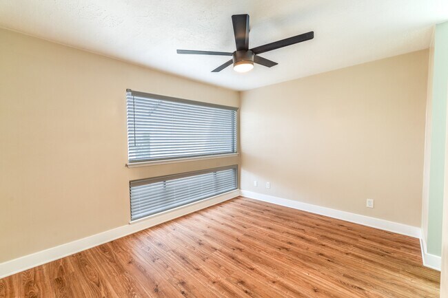 Building Photo - 3939 Knollcrest Dr