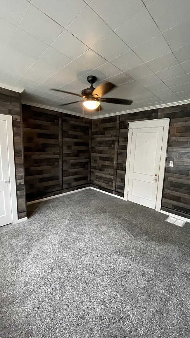 Building Photo - Cozy, Updated 1-Bed Apartment Near Downtown Sharon with In-Unit Laundry!