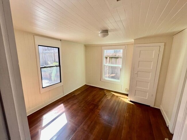 Building Photo - 5th Street Charm! Apply NOW!