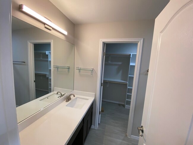 Building Photo - 9975 Rosary Ln