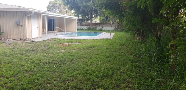 Building Photo - Gulf Gate Beauty