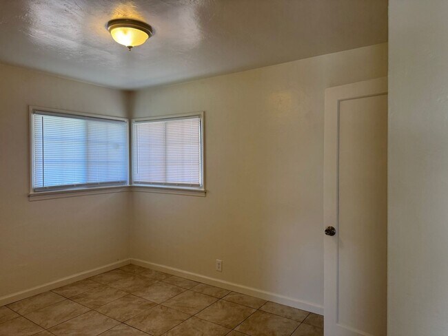 Building Photo - 232 Warren Ave