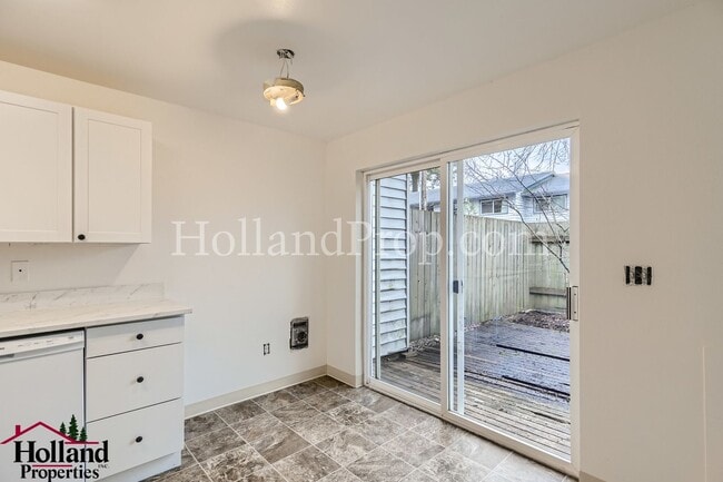 Building Photo - COming Soon! Charming & Convenient Living in Southeast Portland!