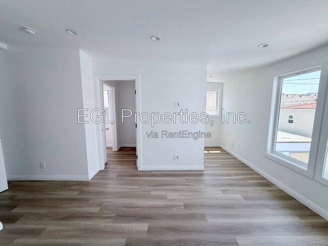 Building Photo - 848 S Detroit St