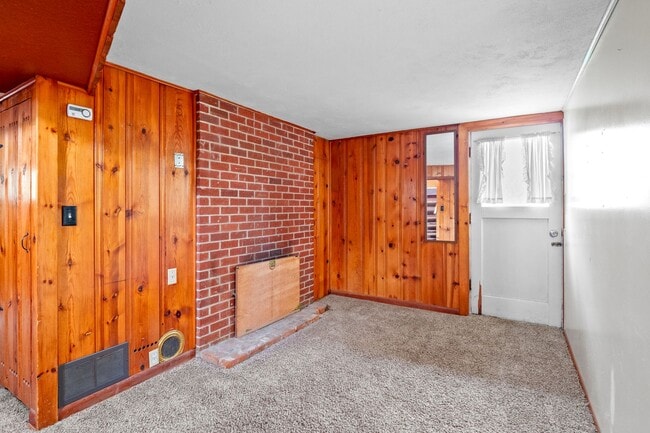 Building Photo - 4+ bed 2 bath available center of campus v...