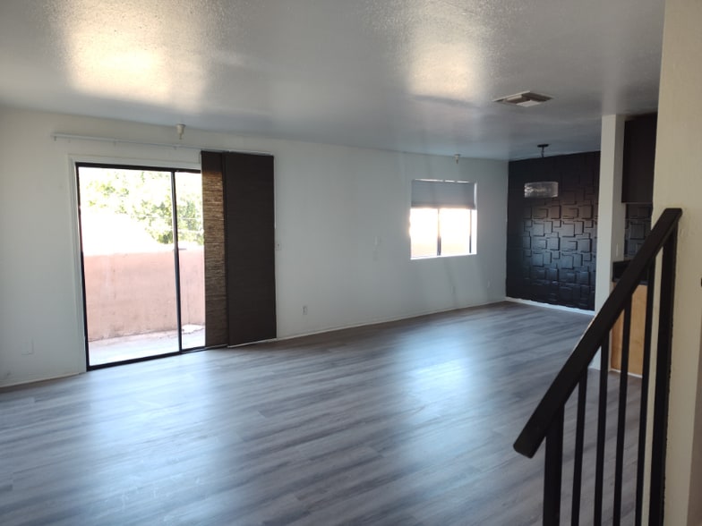 Primary Photo - 14746 Delano St