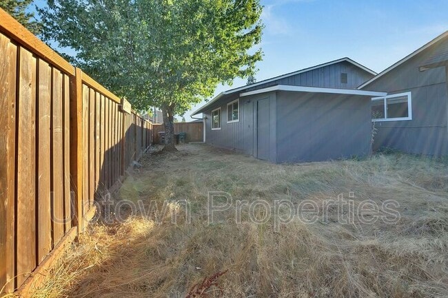 Building Photo - 1365 SE Cedar St