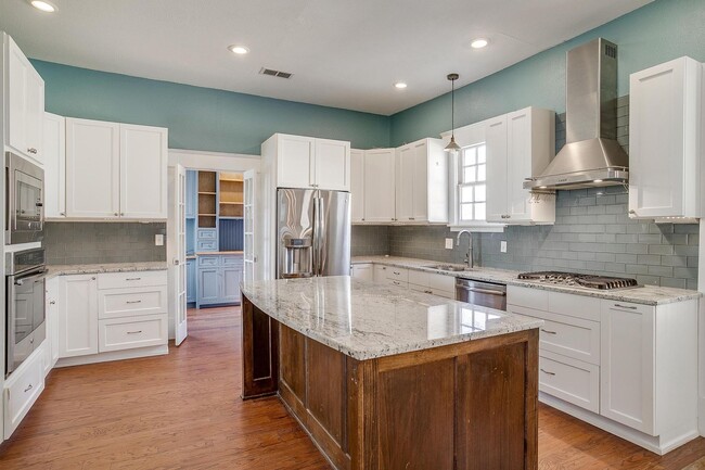 Building Photo - Amazingly Remodeled 1916 Home Located in N...