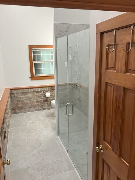 Glass shower doors - 2039 Valence St