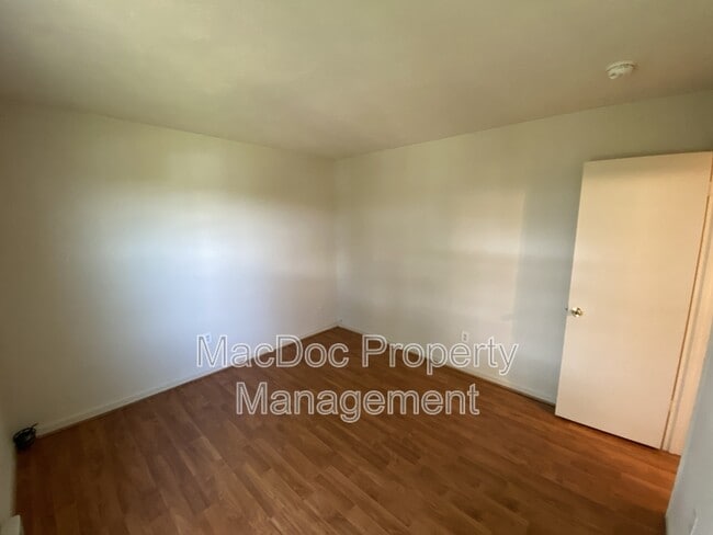 Building Photo - 624 Highview Ct
