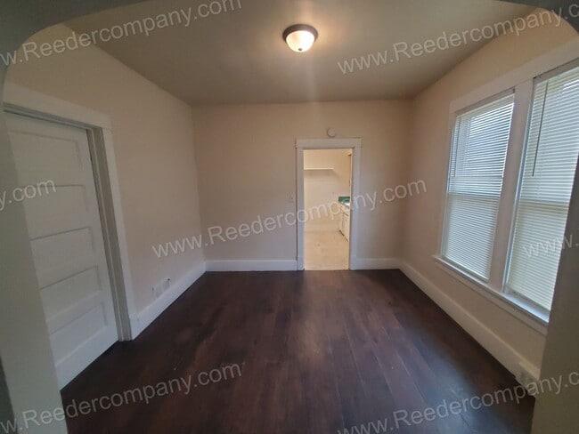 Building Photo - Freshly Painted 2 bedroom house