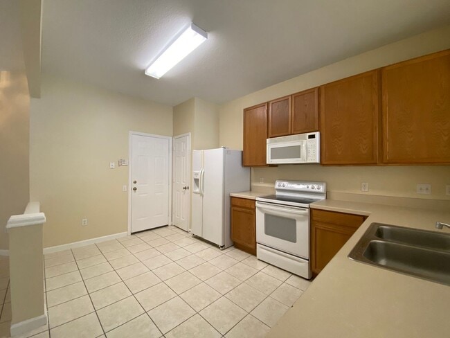 Building Photo - LAKEVIEW TOWNHOME FOR RENT - STONEBRIDGE C...