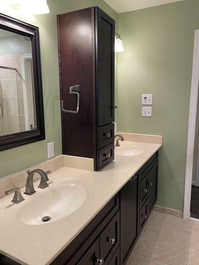 Building Photo - Spacious 3BR Townhome with Walkout Basement, Deck, Fenced Yard, Central A/C + Assigned Parking