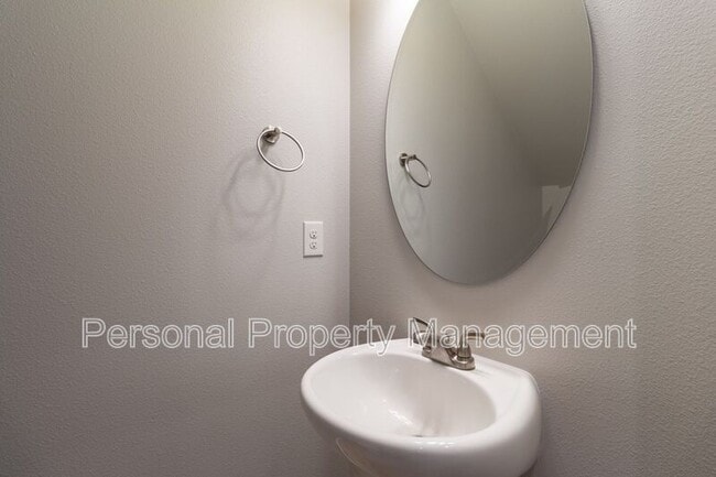 Building Photo - 5828 NE 56th Pl