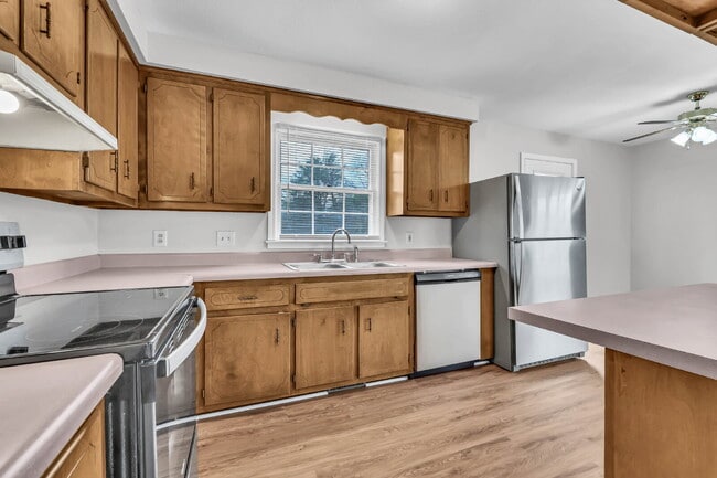 Building Photo - This charming rental in a convenient Clarksville location!