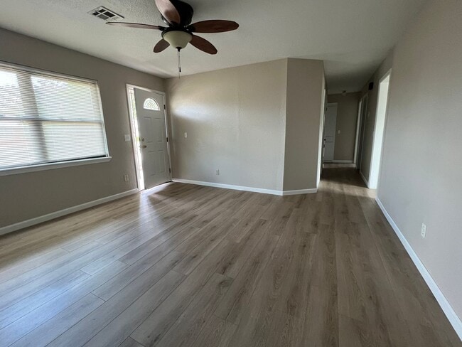Building Photo - 4203 SE Dorchester- Available now!