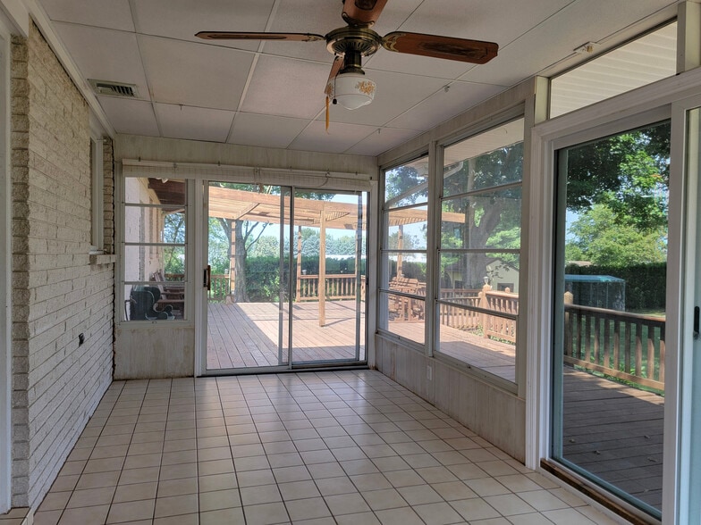 Building Photo - 609 W Orange St