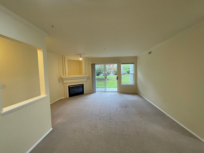 Building Photo - Sammamish - 3 BR, 2 BTH ground floor condo...