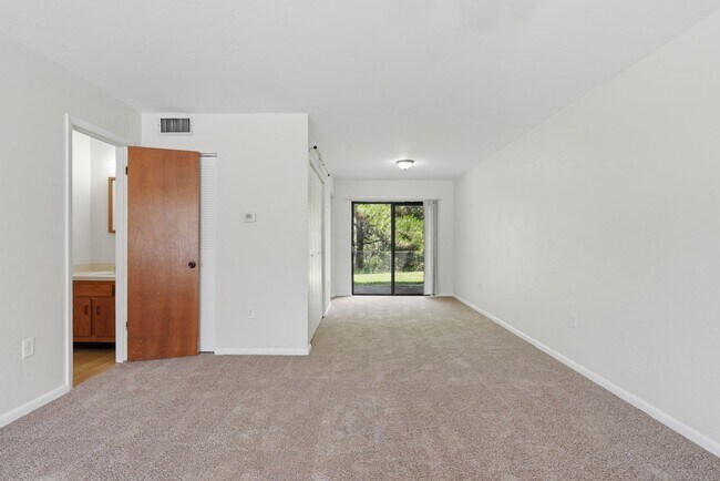 Building Photo - Southfork Oaks Condo