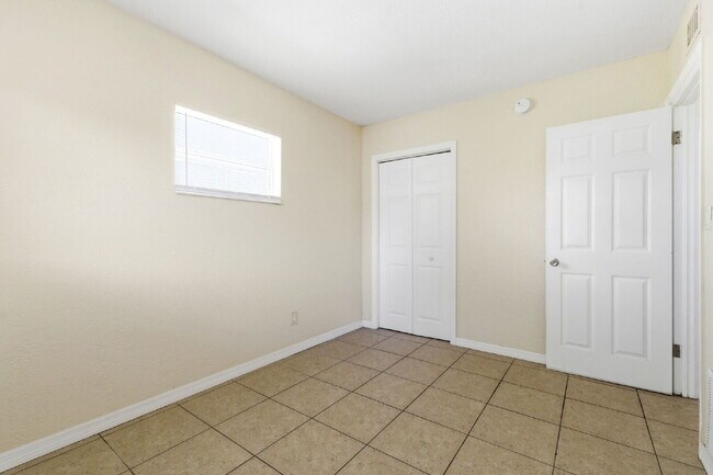 Building Photo - Updated 2-bedroom apartment in St. Petersburg offering 650 square feet of refreshed living space ...